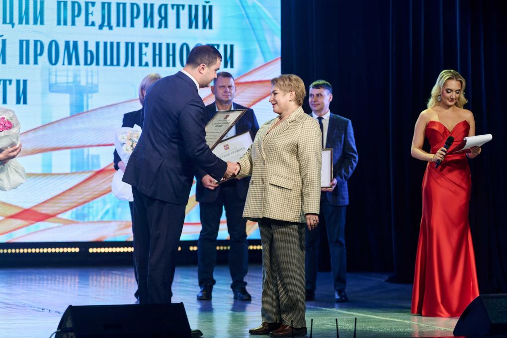 Виталий Хоценко отметил безупречную работу главного технолога Омского молочного завода «МилкОм» и вклад в развитие пищевой промышленности региона