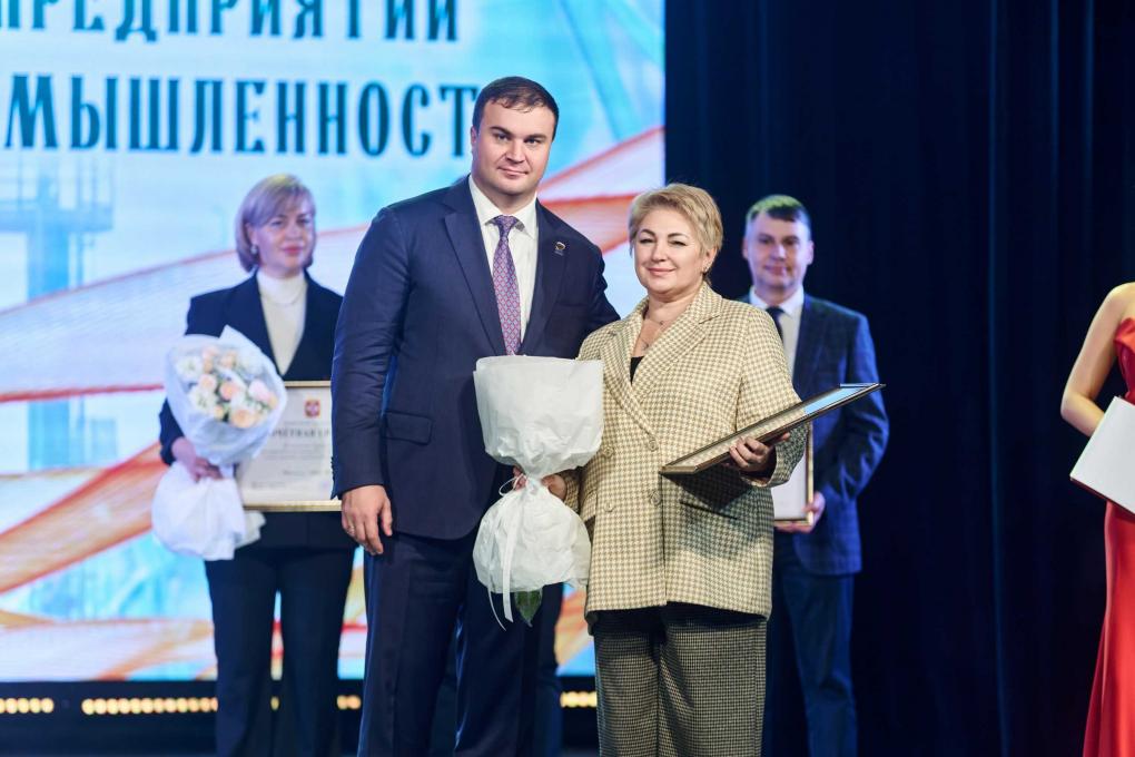 Виталий Хоценко отметил безупречную работу главного технолога Омского молочного завода «МилкОм» и вклад в развитие пищевой промышленности региона