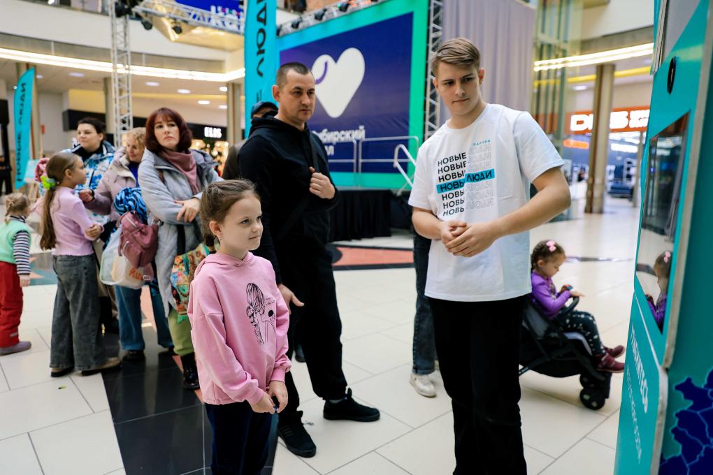 Соединить традиции и инновации: в Новосибирске «Новые люди» провели уникальную акцию ко Дню народного единства