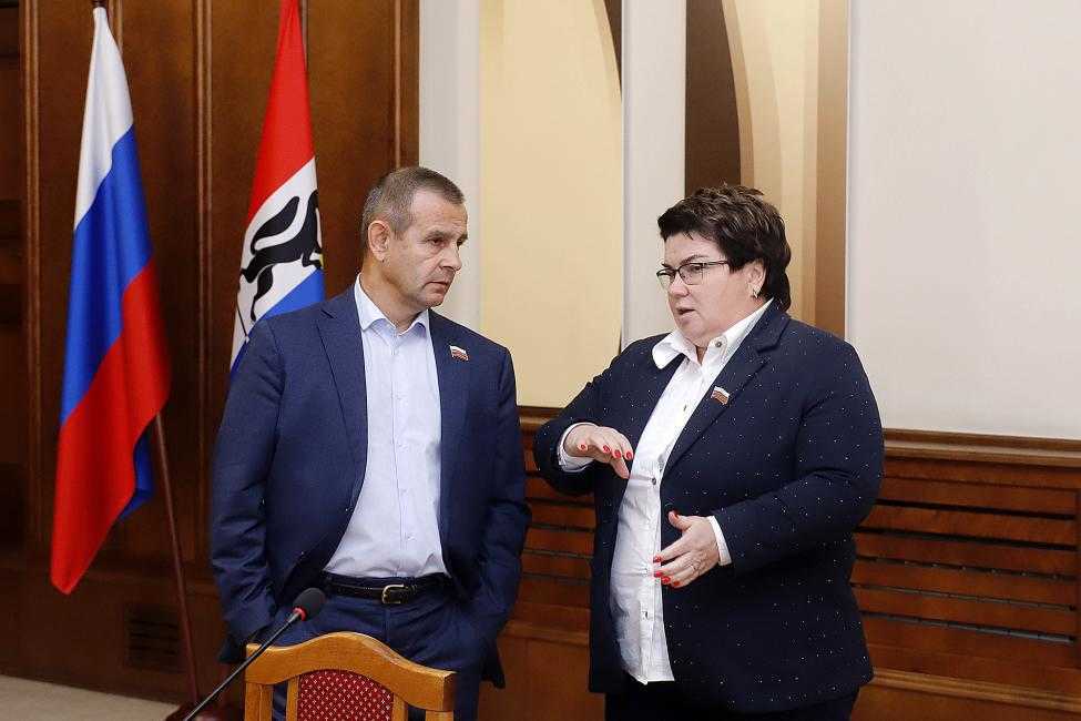 В Заксобрании НСО рассмотрят введение новых наград для волонтеров СВО