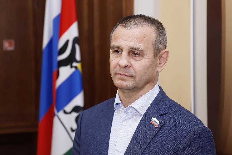 В Заксобрании НСО рассмотрят введение новых наград для волонтеров СВО