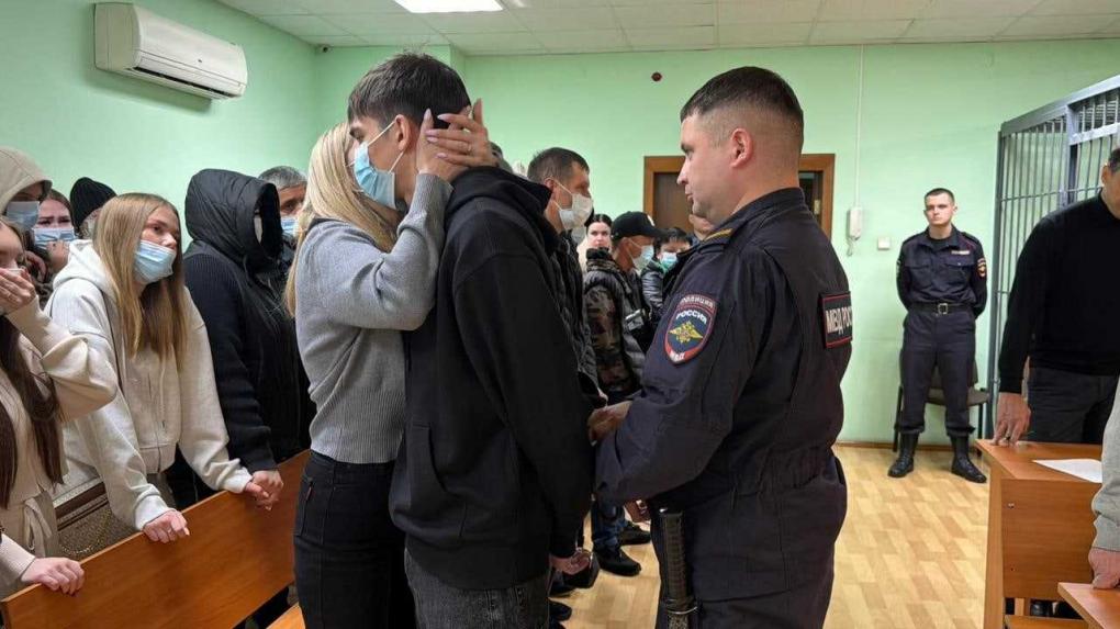 Восемь новосибирцев получили до 10 лет колонии за похищение участника СВО