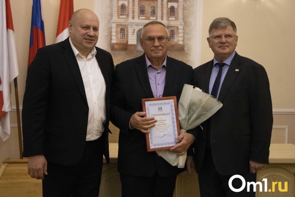 В Омском городском Совете наградили лучших работников сферы образования