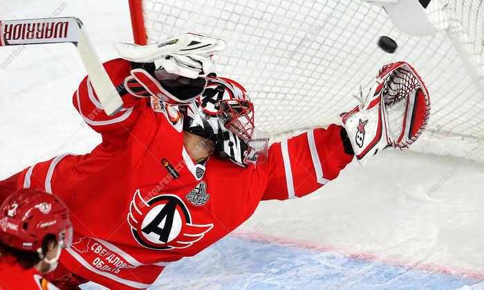 Вратарь «Авангарда» может поставить необычный рекорд КХЛ. Какой?