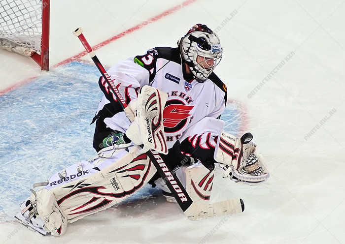 Вратарь «Авангарда» может поставить необычный рекорд КХЛ. Какой?