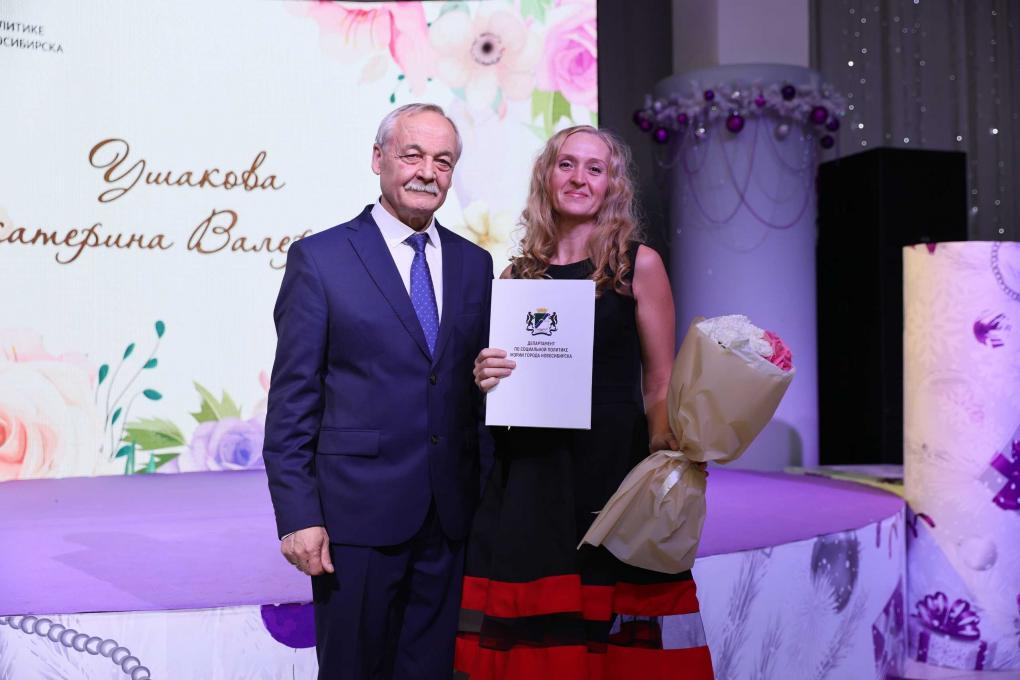 В Новосибирске наградили многодетных мам