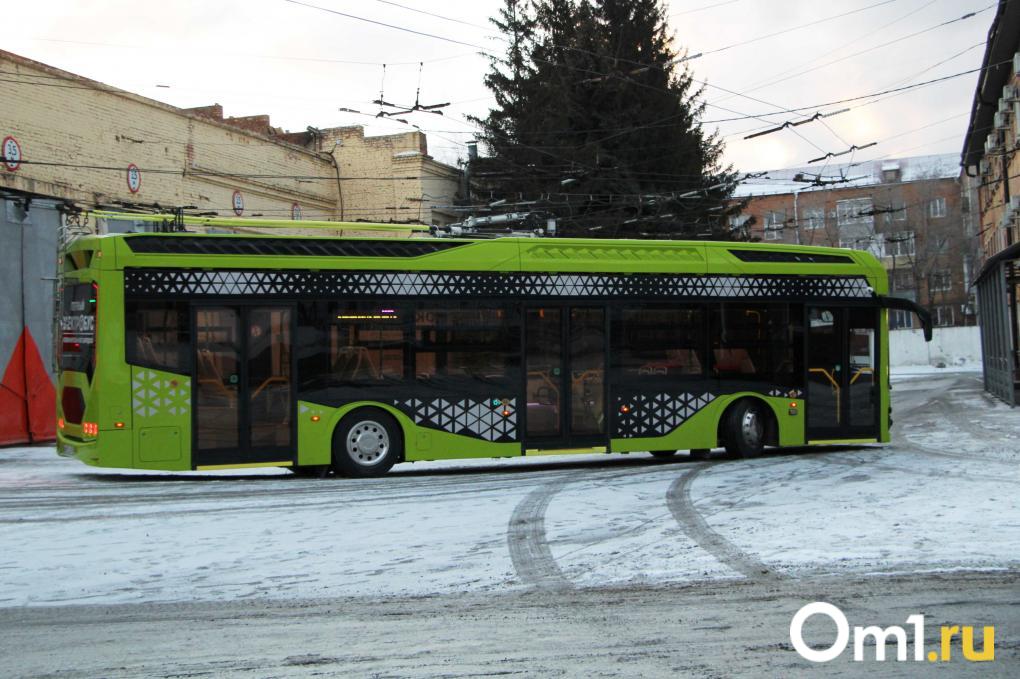 Он едет, пока троллейбусы стоят: омичам показали новый электробус «Генерал» изнутри