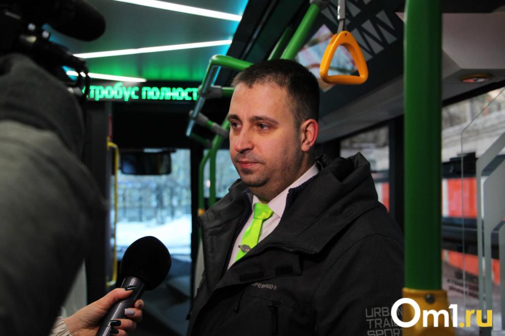 Он едет, пока троллейбусы стоят: омичам показали новый электробус «Генерал» изнутри