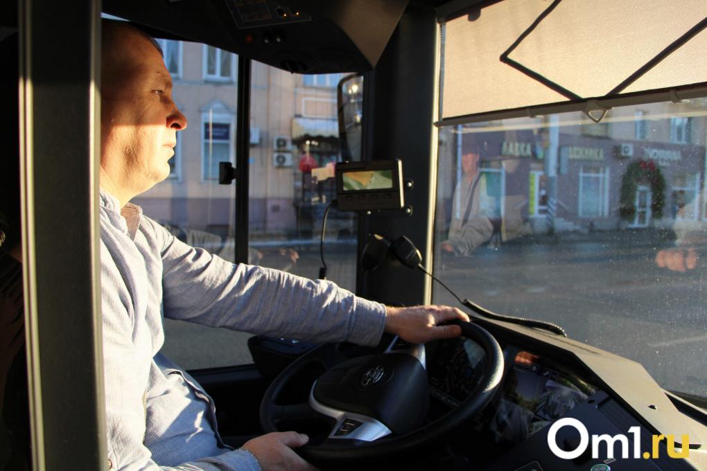 Он едет, пока троллейбусы стоят: омичам показали новый электробус «Генерал» изнутри
