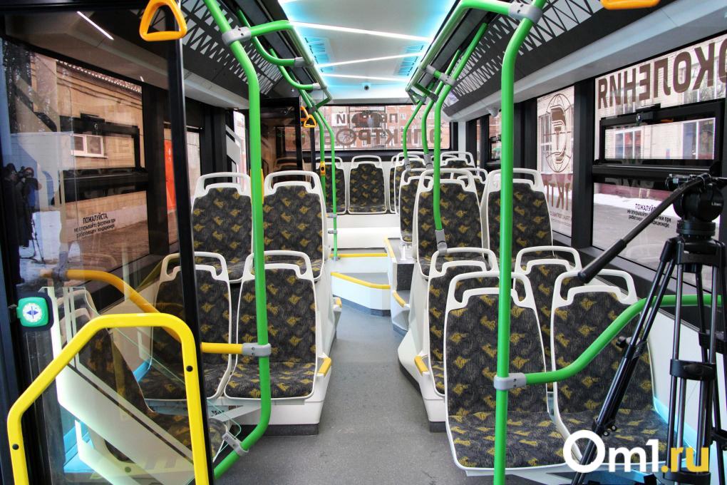 Он едет, пока троллейбусы стоят: омичам показали новый электробус «Генерал» изнутри