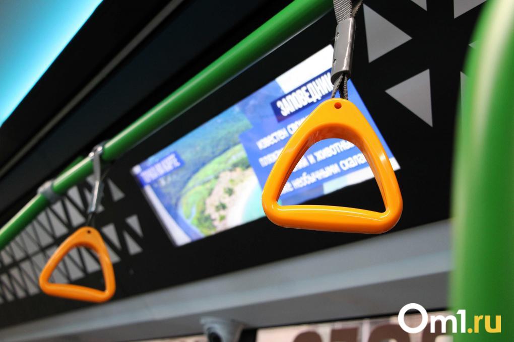 Он едет, пока троллейбусы стоят: омичам показали новый электробус «Генерал» изнутри