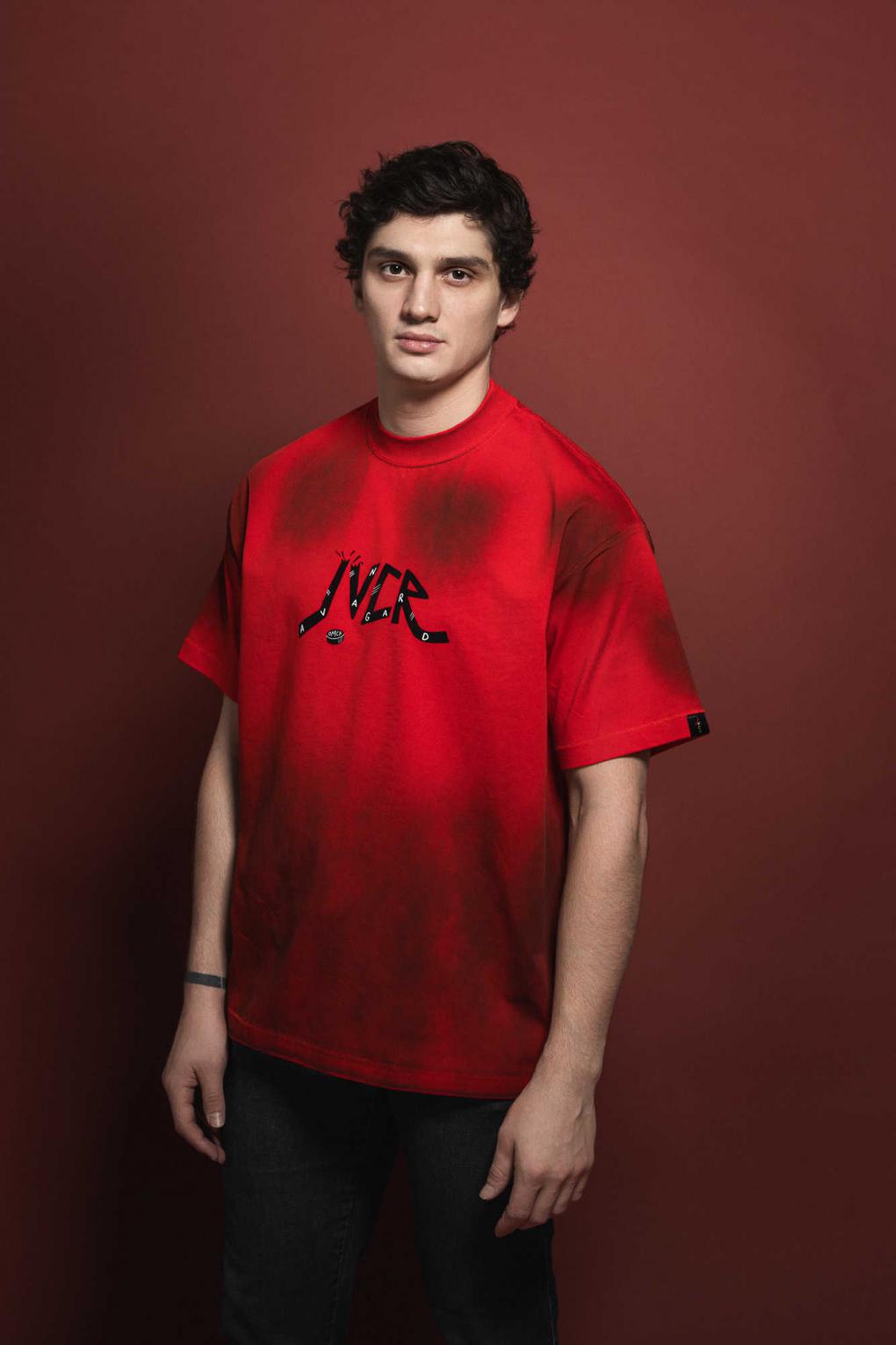 Новогоднее настроение: хоккеисты вместе с семьями показали праздничную коллекцию мерча от «Авангарда»