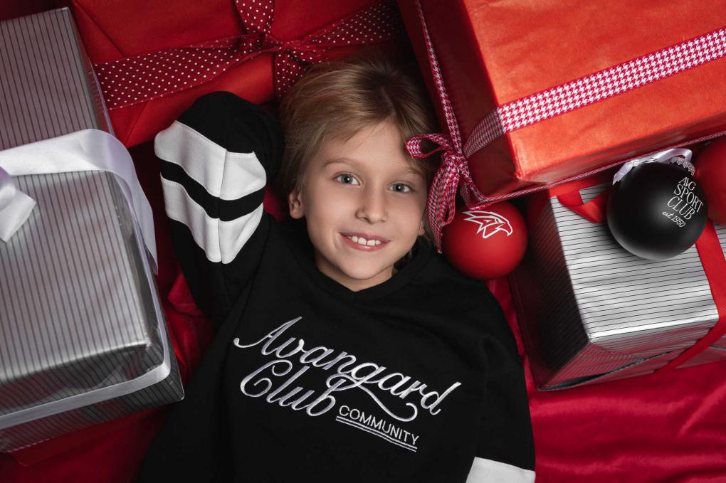 Новогоднее настроение: хоккеисты вместе с семьями показали праздничную коллекцию мерча от «Авангарда»