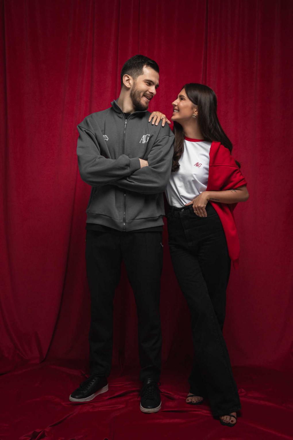 Новогоднее настроение: хоккеисты вместе с семьями показали праздничную коллекцию мерча от «Авангарда»