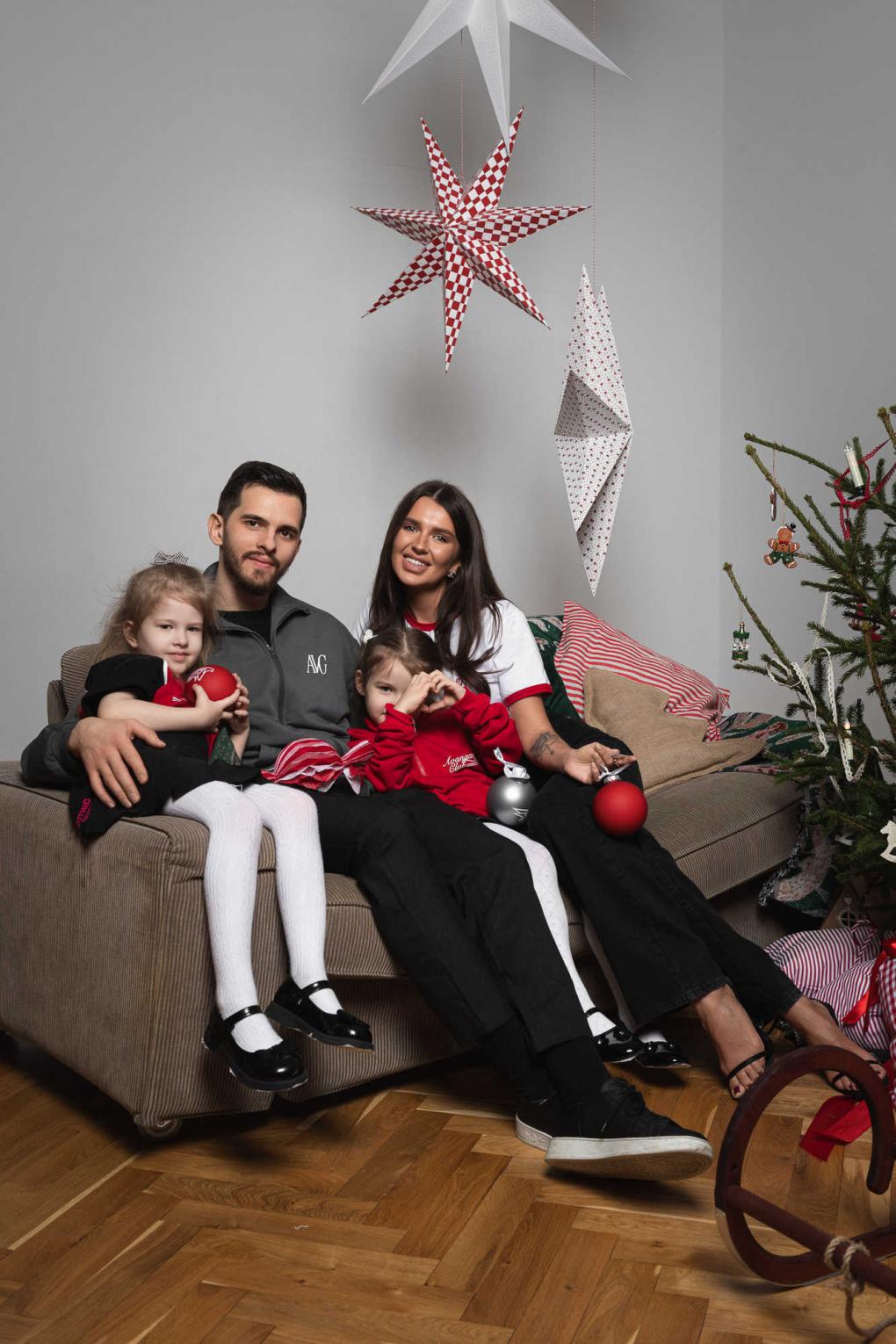 Новогоднее настроение: хоккеисты вместе с семьями показали праздничную коллекцию мерча от «Авангарда»