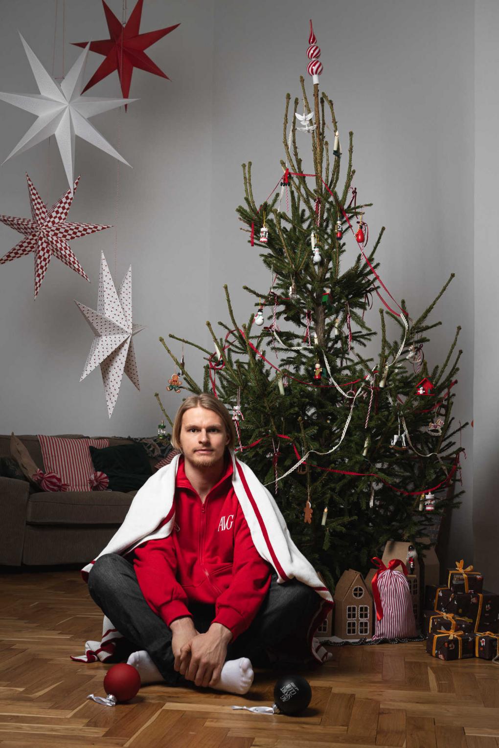 Новогоднее настроение: хоккеисты вместе с семьями показали праздничную коллекцию мерча от «Авангарда»