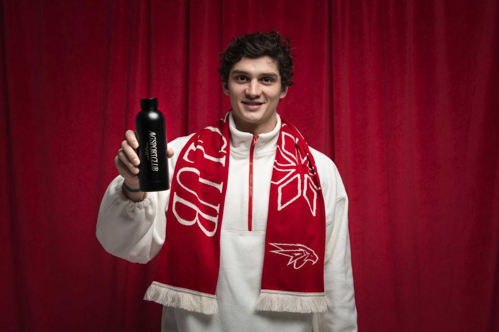 Новогоднее настроение: хоккеисты вместе с семьями показали праздничную коллекцию мерча от «Авангарда»