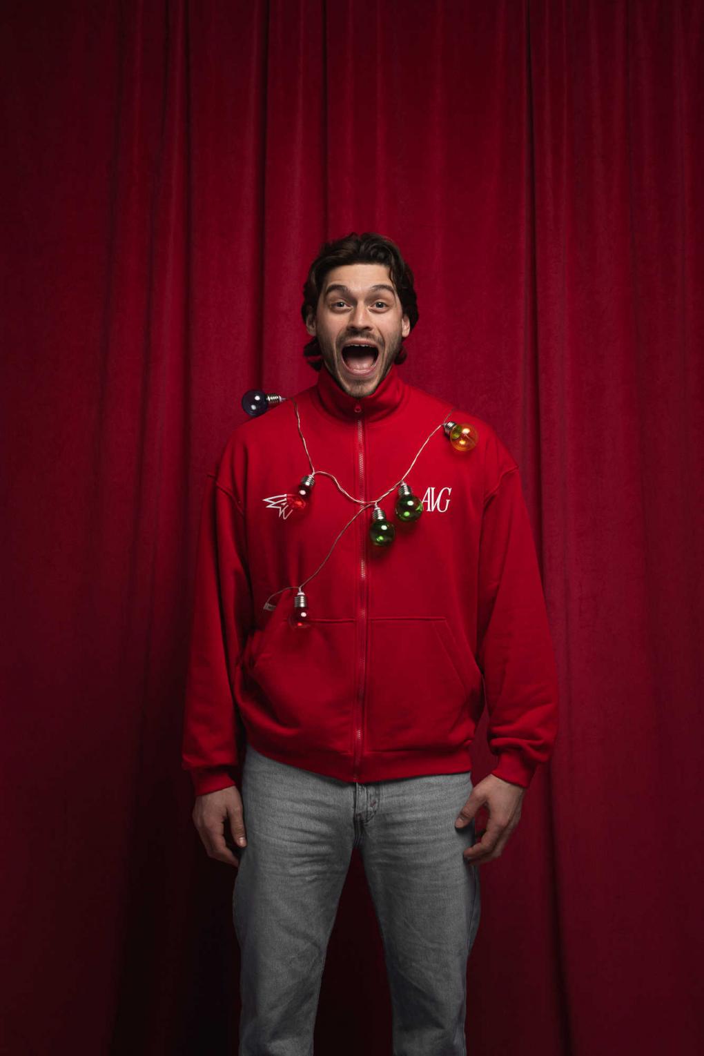 Новогоднее настроение: хоккеисты вместе с семьями показали праздничную коллекцию мерча от «Авангарда»