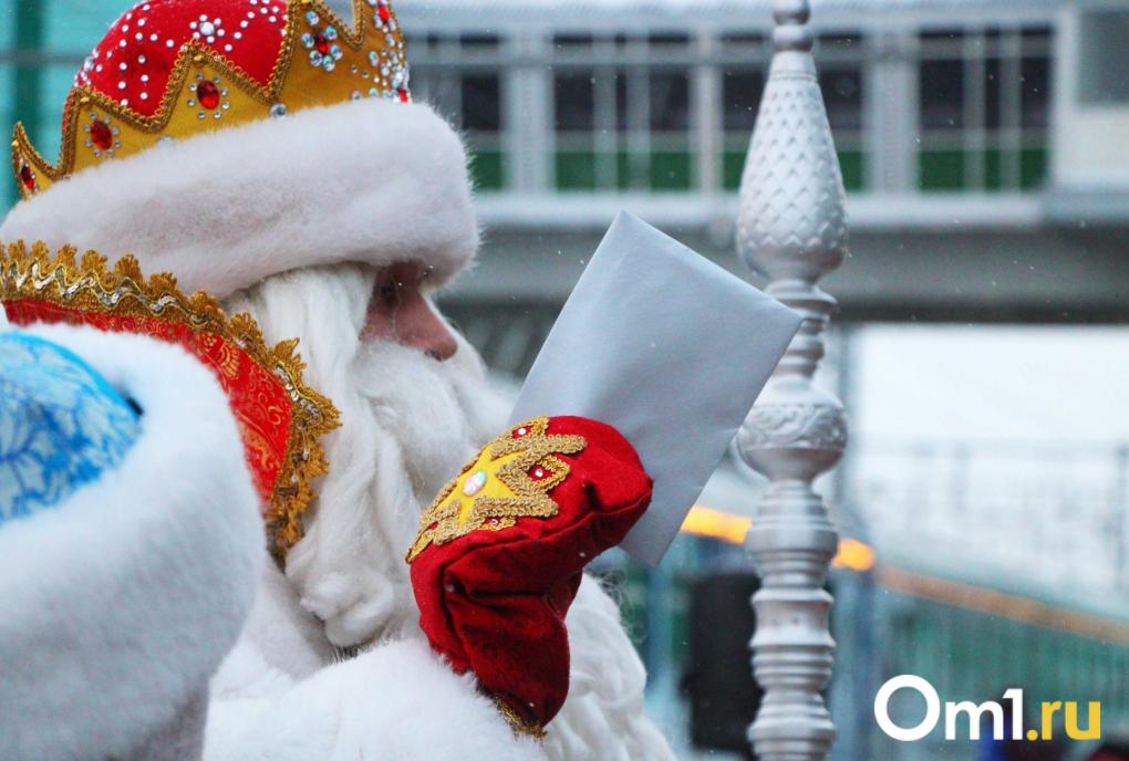 В Омск приехал добрый волшебник: как выглядит поезд Деда Мороза изнутри