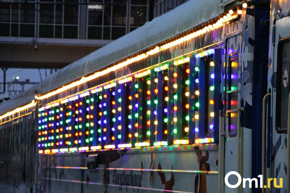 В Омск приехал добрый волшебник: как выглядит поезд Деда Мороза изнутри