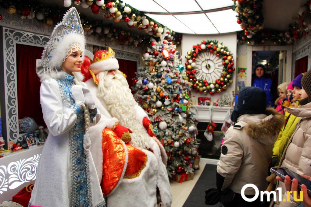 В Омск приехал добрый волшебник: как выглядит поезд Деда Мороза изнутри