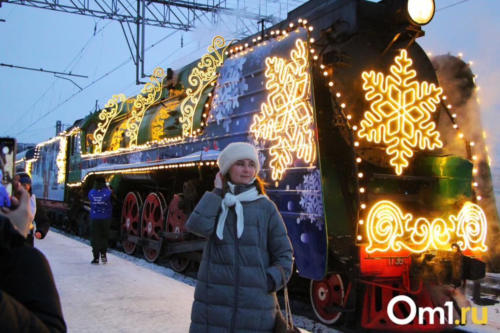 В Омск приехал добрый волшебник: как выглядит поезд Деда Мороза изнутри