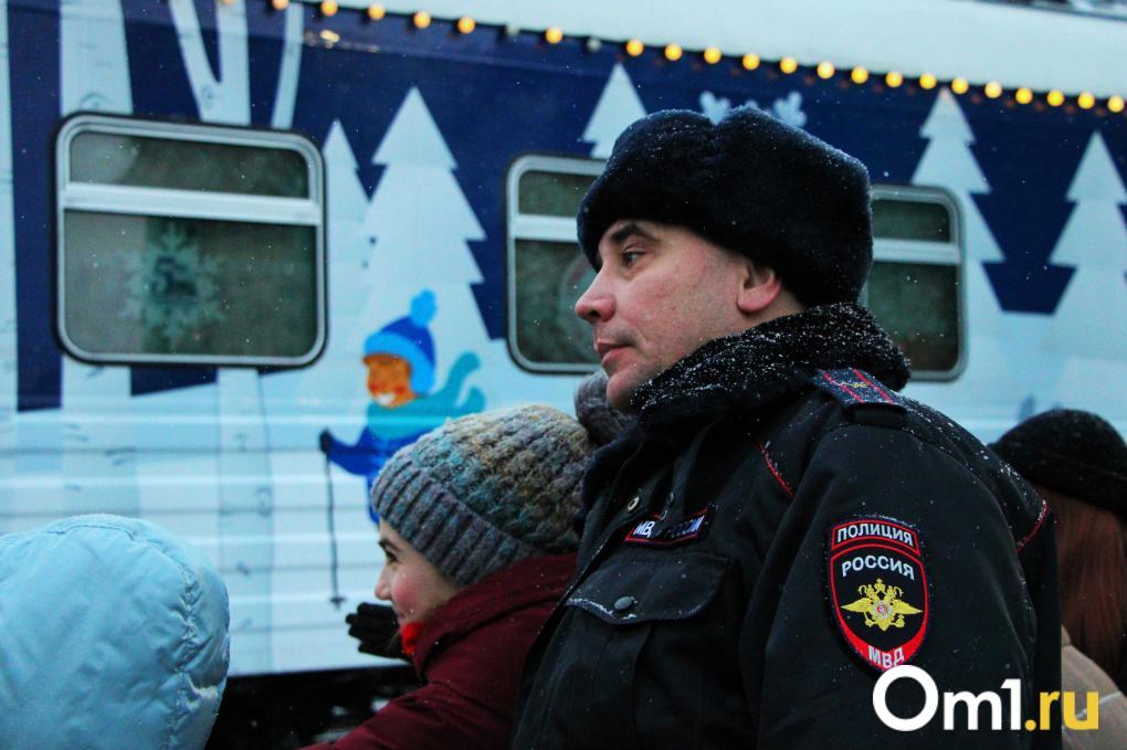 В Омск приехал добрый волшебник: как выглядит поезд Деда Мороза изнутри