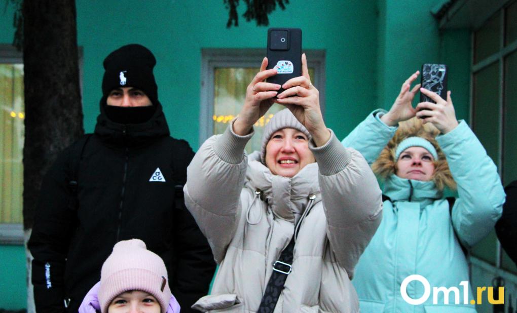 В Омск приехал добрый волшебник: как выглядит поезд Деда Мороза изнутри