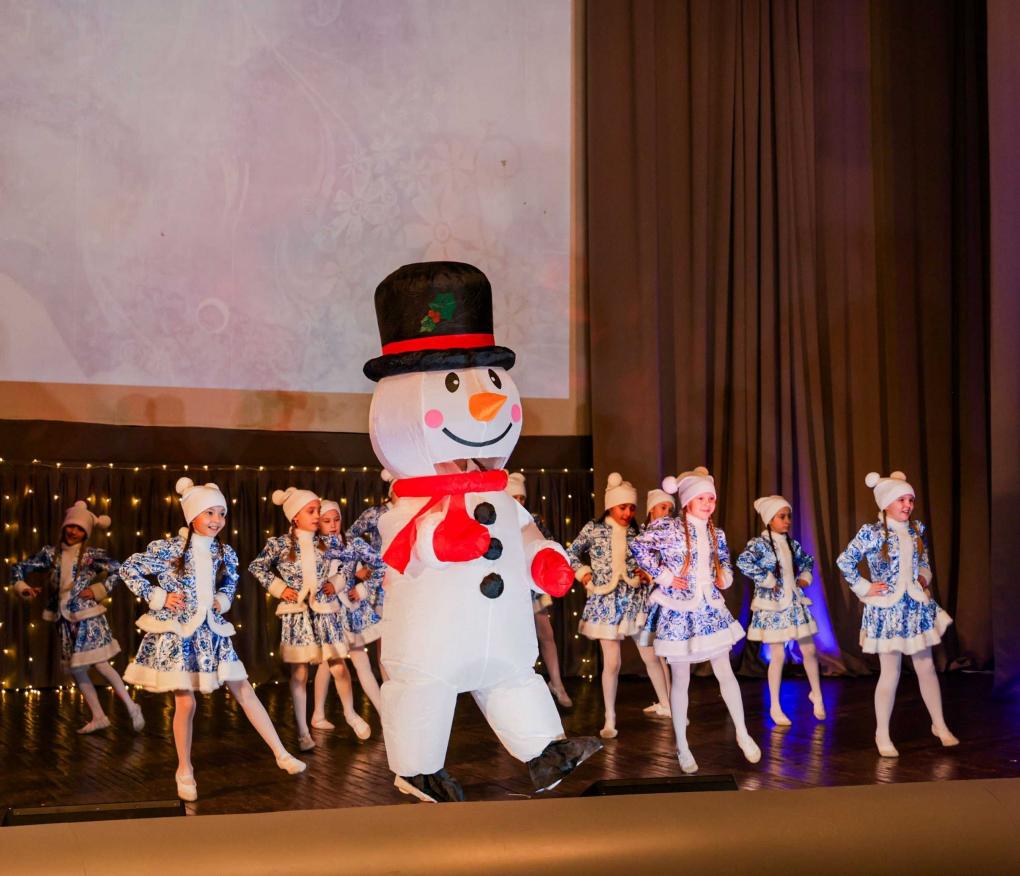 Новогодняя ярмарка и праздничные концерты — как встречают Новый год в городах Новосибирской области