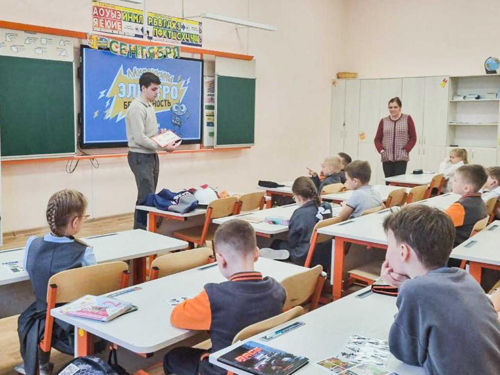 Перед зимними каникулами специалисты «Россети Новосибирск» напомнили школьникам правила электробезопасности
