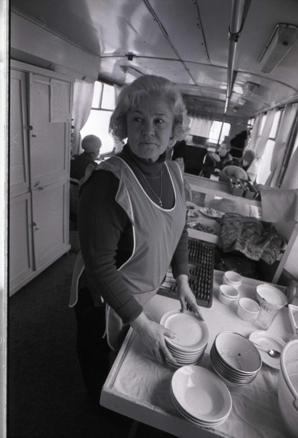 В омском троллейбусе работала столовая! Что это было?