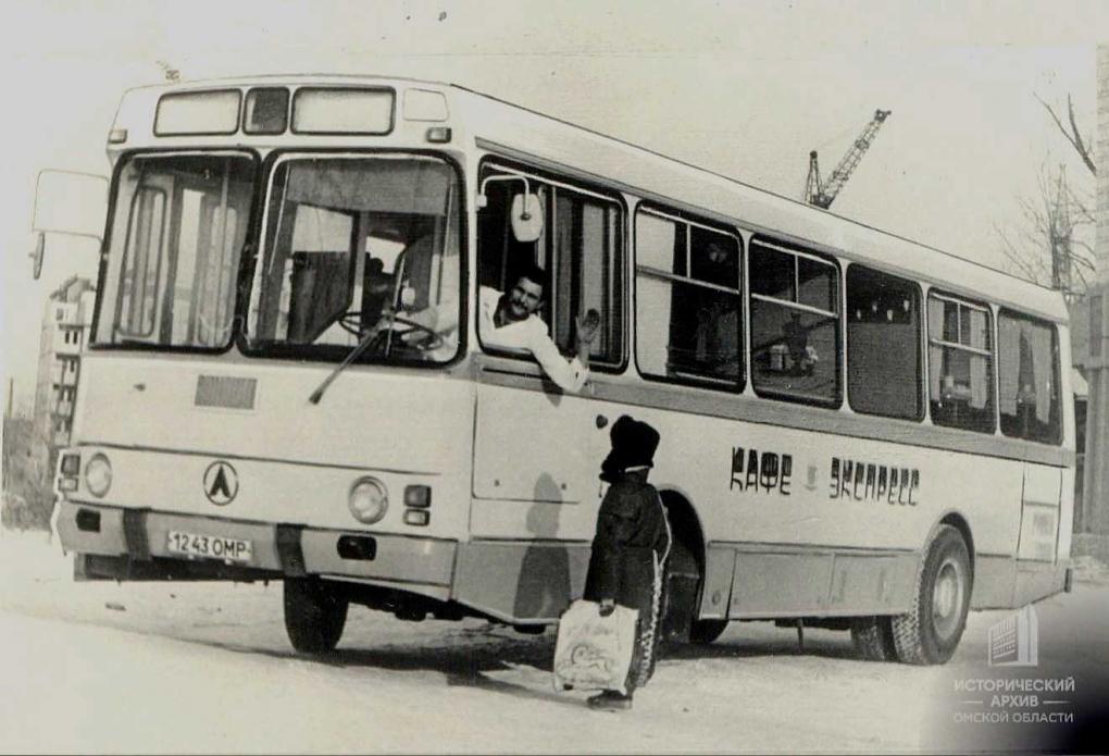 В омском троллейбусе работала столовая! Что это было?