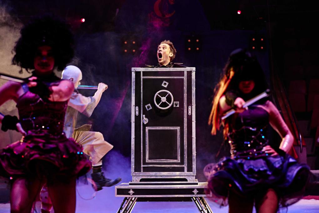 Цирковое шоу Филатовых в Омске: медведи на мотобайках и эквилибристы