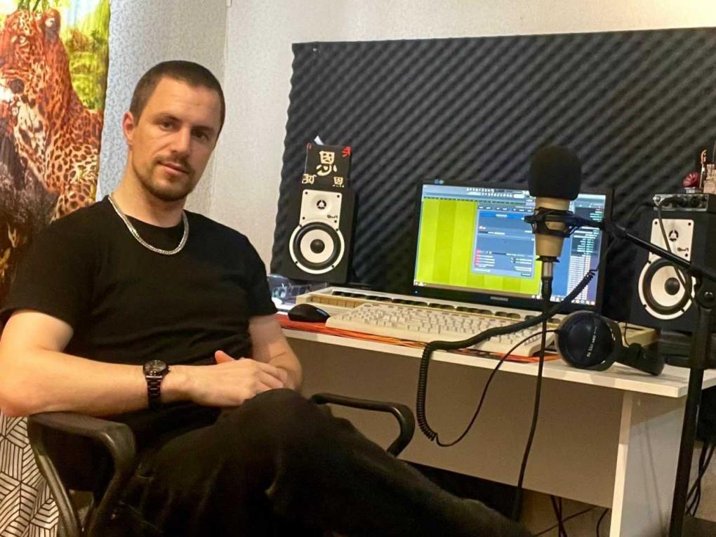 «Пришлось вырезать слова»: новосибирский продюсер удалил 20 песен из-за закона о наркопропаганде