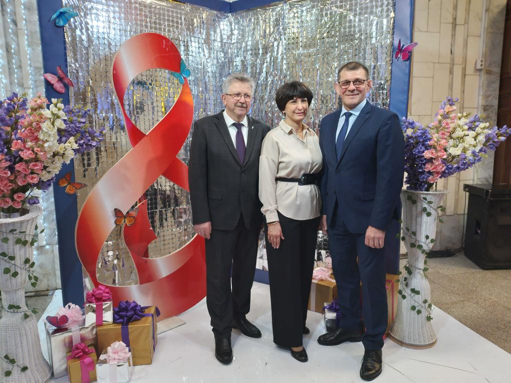 В Новосибирске поздравили семьи участников СВО и серебряных волонтёров