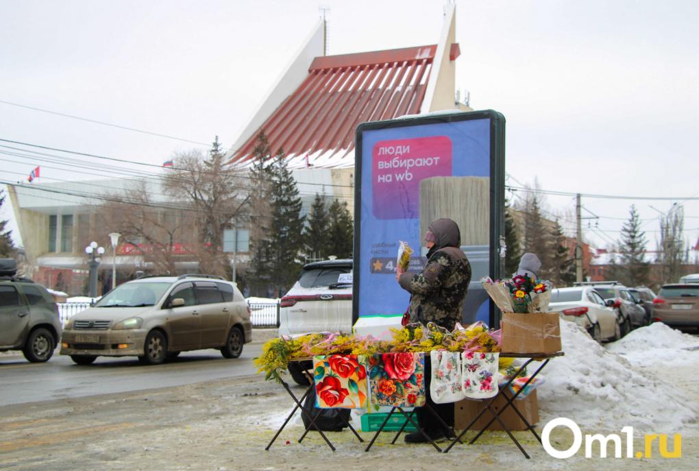 Огромная очередь в цветочный и праздничная суета: как омичи проводят 8 Марта в городе