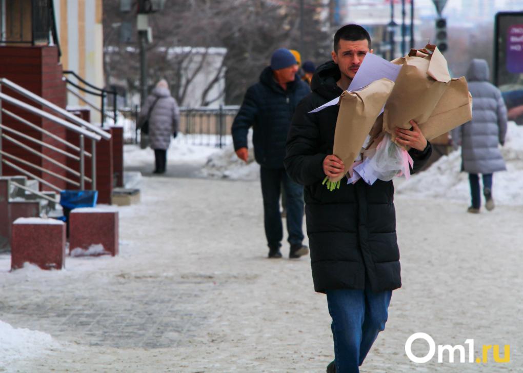 Огромная очередь в цветочный и праздничная суета: как омичи проводят 8 Марта в городе