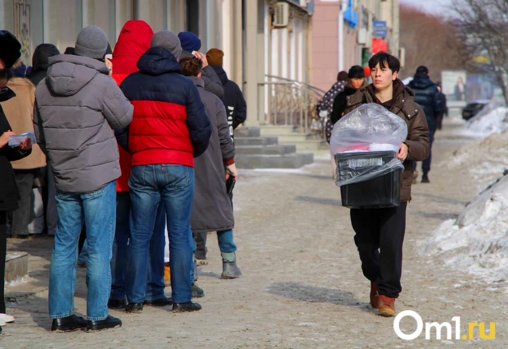 Огромная очередь в цветочный и праздничная суета: как омичи проводят 8 Марта в городе