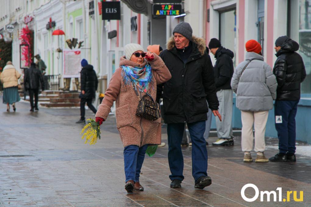 Огромная очередь в цветочный и праздничная суета: как омичи проводят 8 Марта в городе