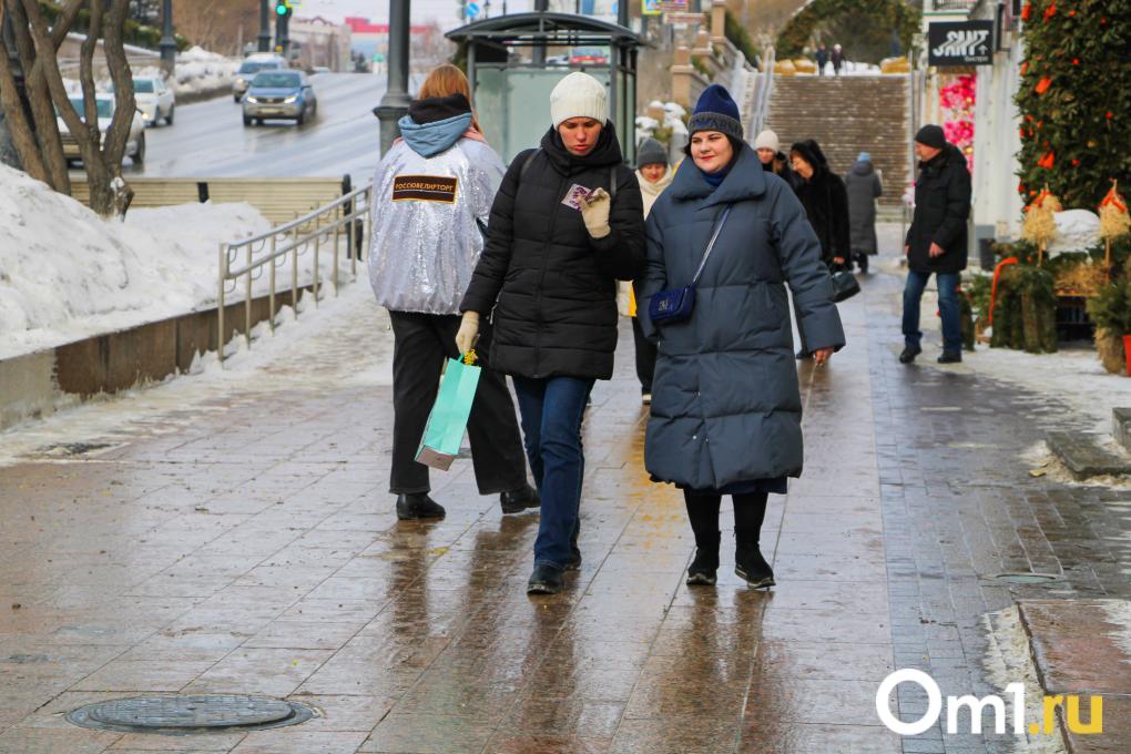 Огромная очередь в цветочный и праздничная суета: как омичи проводят 8 Марта в городе