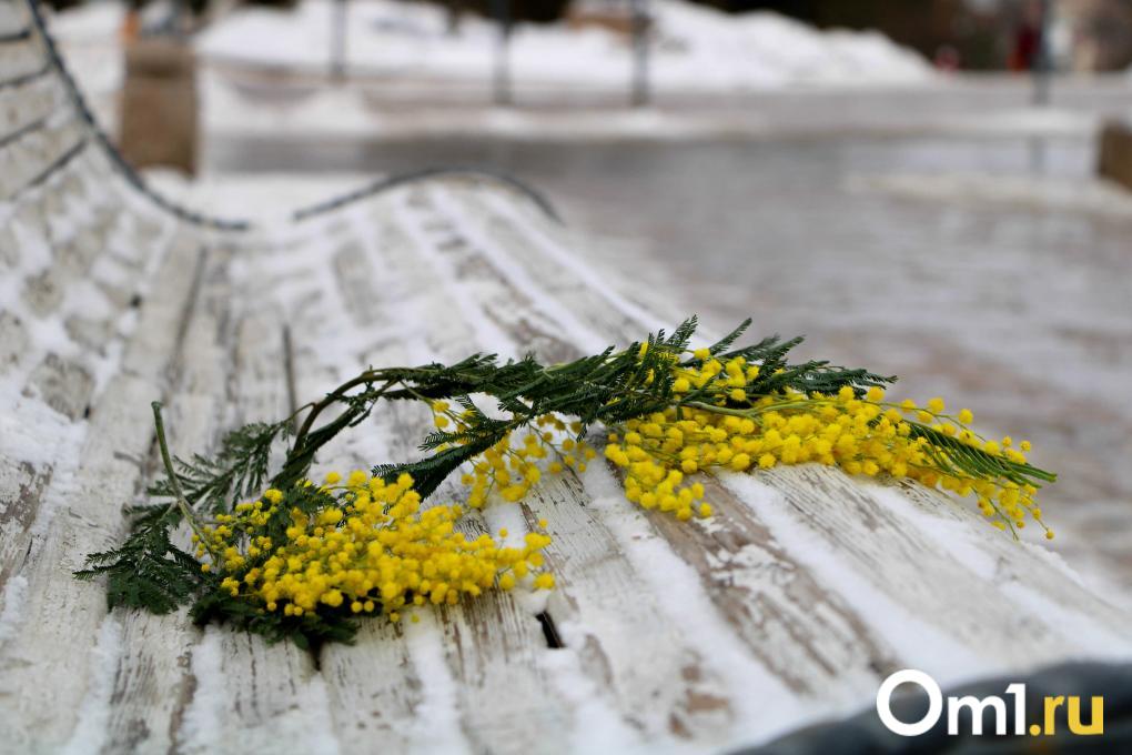 Огромная очередь в цветочный и праздничная суета: как омичи проводят 8 Марта в городе