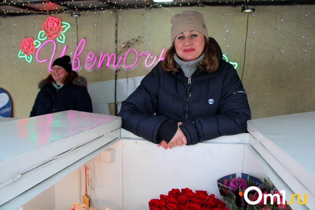 Огромная очередь в цветочный и праздничная суета: как омичи проводят 8 Марта в городе