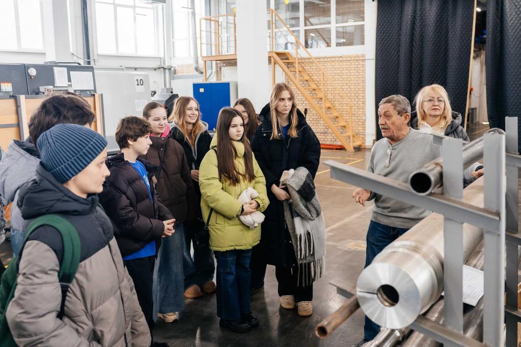 «Заводы как научные лаборатории»: как «Новые люди» вдохновляют новосибирских школьников не бояться физики и идти в инженеры