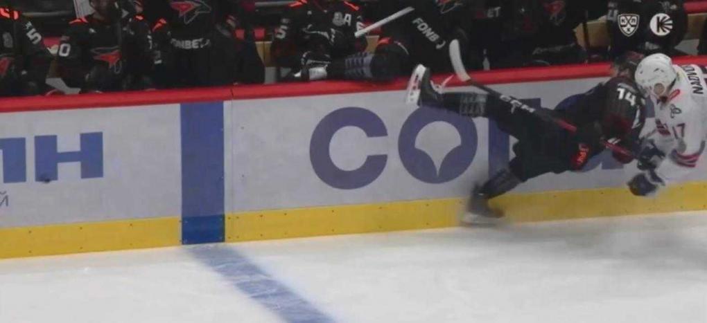 Силовой приём или грязная игра? Форвард «Авангарда» получил травму в самом начале матча с «Нефтехимиком»