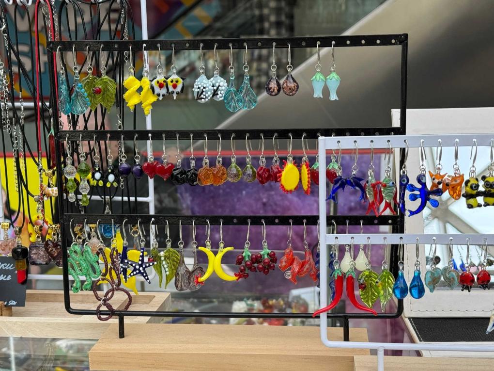 «Стекло, сделанное машинами, — мёртвое»: новосибирский стеклодув из Гусь-Хрустального возрождает вымирающее ремесло