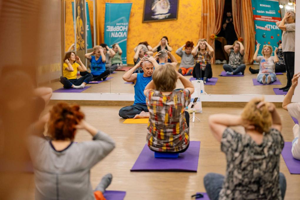 «Внуки, как вам мои асаны?»: «Новые люди» запустили бесплатные занятия йогой для старшего поколения в Новосибирске
