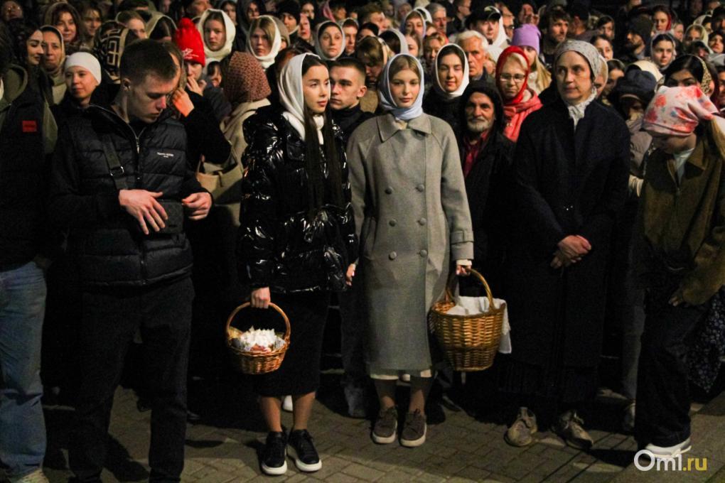 Сотни огоньков: омичи встретили Пасху в Успенском соборе