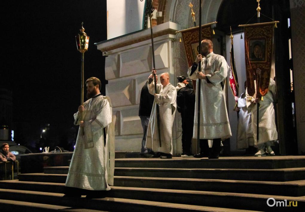 Сотни огоньков: омичи встретили Пасху в Успенском соборе