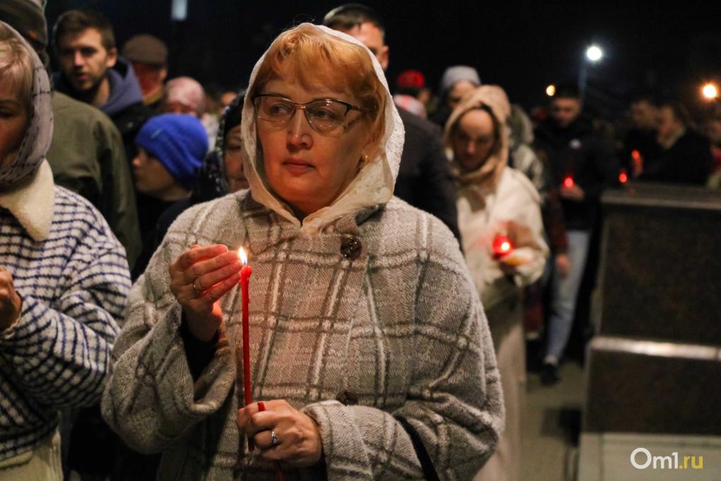 Сотни огоньков: омичи встретили Пасху в Успенском соборе