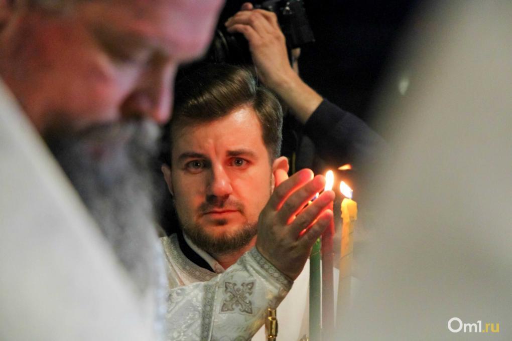 Сотни огоньков: омичи встретили Пасху в Успенском соборе